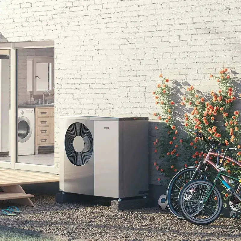 Een electric warmtepomp die buiten de woning geplaatst is